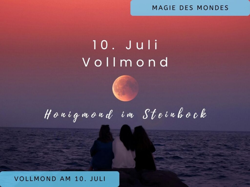 Drei Frauen von hinten sitzen auf Meeresfelsen und betrachten den Vollmond.